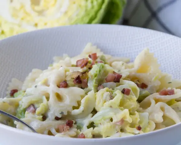 Herzhafte Pasta mit Wirsing und Speck, eine cremige Köstlichkeit, die Lust auf mehr macht.