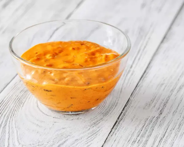 Cremige, orangefarbene Burger-Sauce in einer Glasschale, perfekt für Ihr nächstes Burger-Rezept.
