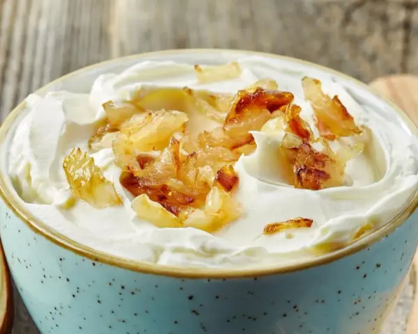 Cremiger Zwiebeldip mit karamellisierten Zwiebeln, inspiriert von der herzhaften Zwiebelsuppe. Perfekt zum Dippen!