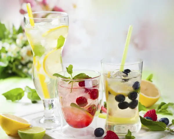 Erfrischende hausgemachte Limonade mit Zitrone, Beeren und Minze. Perfekt zum limonade selber machen an heißen Tagen.
