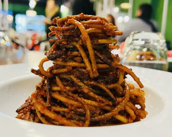 Ein Berg aus knusprigen Spaghetti, perfekt für das Spaghetti Assassina Rezept.