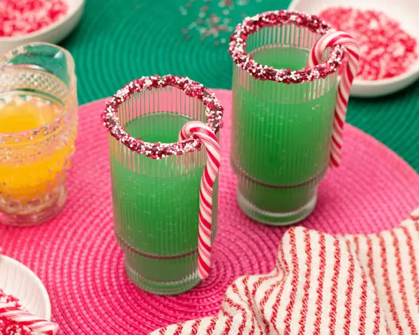 Grinch Cocktail Rezept: Grüne Drinks mit Zuckerrand und Lollis. Perfekt für die Feiertage!