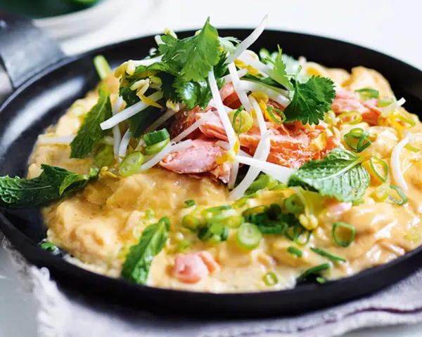 Herzhaftes Lachs-Omelett mit Sojasprossen und Minze – perfekt für warmes Wetter.