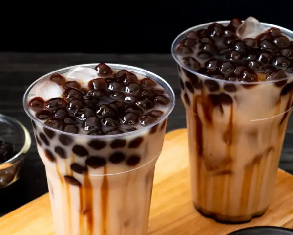 Zwei leckere Bubble Teas mit vielen Tapiokaperlen. Perfekt, wenn du Lust hast, Bubble Tea Perlen selber machen.