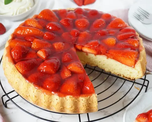 Saftiger Erdbeerkuchen mit frischen Erdbeeren und Tortenguss. Ein tolles Erdbeerkuchen Rezept für den Sommer.