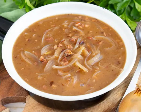 Herzhafte zwiebelsauce wie bei Oma, mit zarten Zwiebelringen und Speckstückchen in einer kräftigen Brühe. Ein Klassiker, der wärmt.