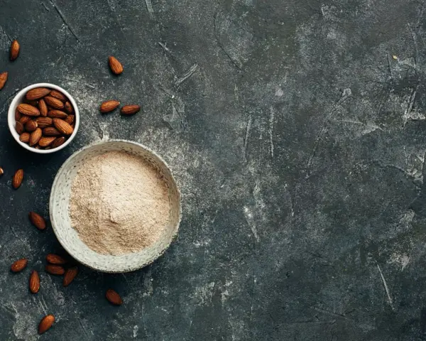 Schüssel mit Mandeln und Schüssel mit frisch gemahlenem Mandelmehl, perfekt zum Mandelmehl selber machen.