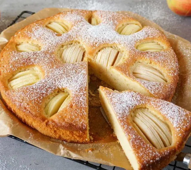 Ein saftiger Apfelkuchen, bestäubt mit Puderzucker. Dieses Apfelkuchen Rezept ist ein Genuss für alle Sinne.