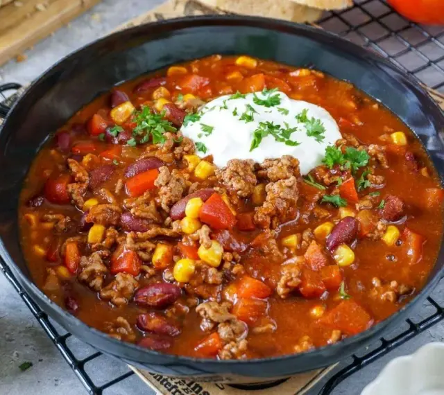 Herzhaftes Chili con Carne mit Hackfleisch, Bohnen, Mais und einem Klecks Sour Cream. Perfekt für kalte Tage!