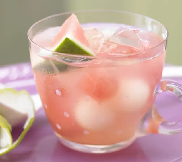 Erfrischende melonenbowle ohne alkohol in einem Glas mit Wassermelonenstücken und Eiswürfeln.