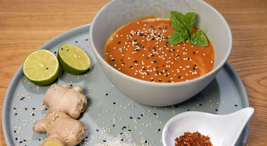 Schmackhafte Erdnuss Sauce selber machen: Cremig, mit Sesam, Chili, Ingwer und Limette. Perfekt zum Dippen!