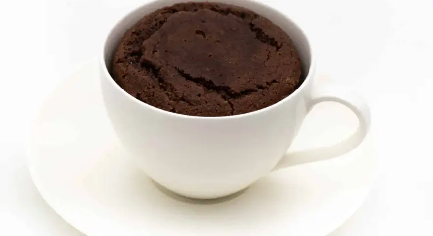 Ein schokoladiger Tassenkuchen ohne Mehl, perfekt für den schnellen Genuss.