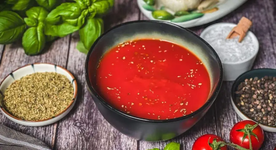 Frische Zutaten für Pizzasauce selber machen: Tomaten, Basilikum, Knoblauch, Oregano, Salz und Pfeffer.