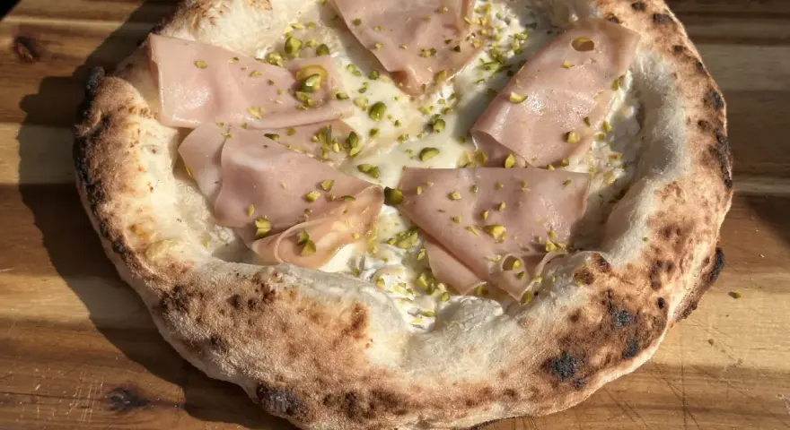 Pizza mit Mortadella und Pistazien. Perfekt, wenn du **Pizzateig selber machen** möchtest und eine besondere Kreation zaubern willst.