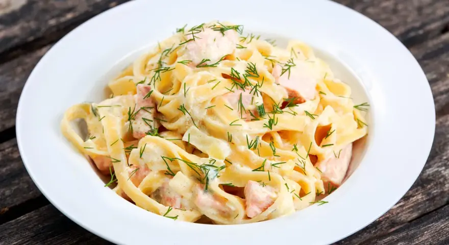 Cremige Pasta mit Lachs und frischem Dill, ein Genuss für jeden Gaumen.