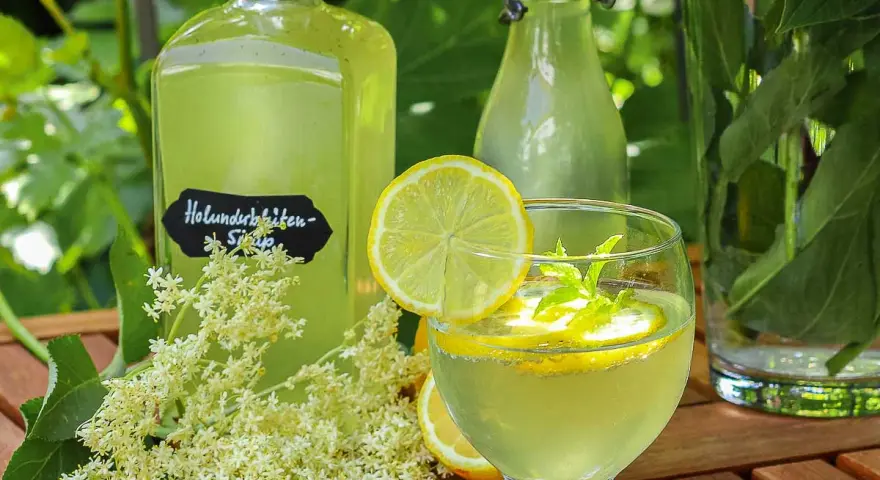 Erfrischendes Getränk mit selbstgemachtem Holunderblütensirup, Zitrone und Minze. Perfekt für den Sommer!
