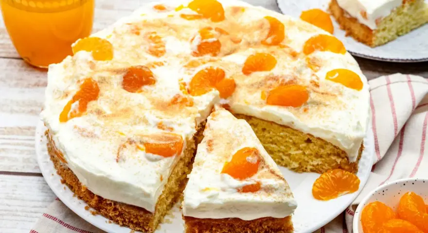 Ein saftiger Fantakuchen mit Mandarinen und Sahne, perfekt für das nächste Kaffeetrinken. Dieses Fantakuchen Rezept ist ein Genuss!