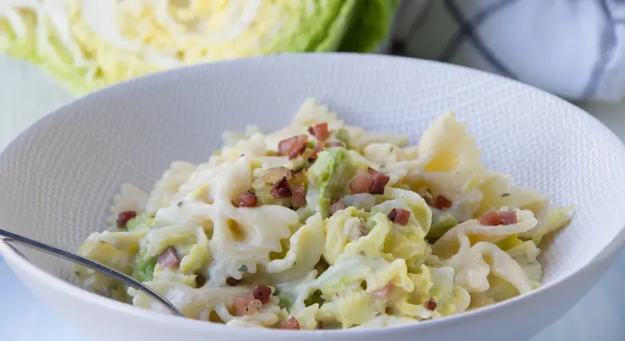 Herzhafte Pasta mit Wirsing und Speck, eine cremige Köstlichkeit, die Lust auf mehr macht.