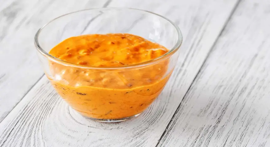 Cremige, orangefarbene Burger-Sauce in einer Glasschale, perfekt für Ihr nächstes Burger-Rezept.