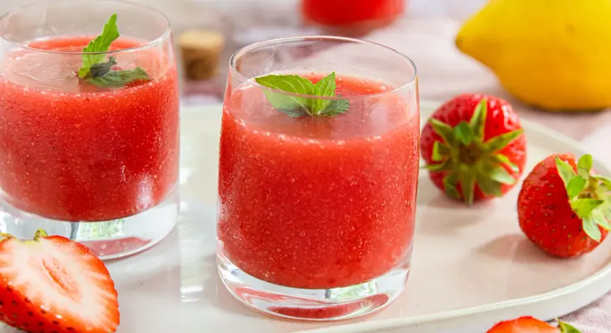 Erfrischende Erdbeer-Limetten-Drinks mit Minze, garniert mit frischen Erdbeeren und einer Zitrone. Perfekt für heiße Tage!