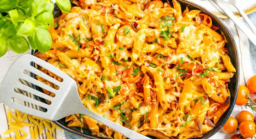 Leckerer Nudelauflauf ohne Vorkochen, mit geschmolzenem Käse und frischen Kräutern garniert. Ein schnelles und einfaches Gericht für jeden Tag.