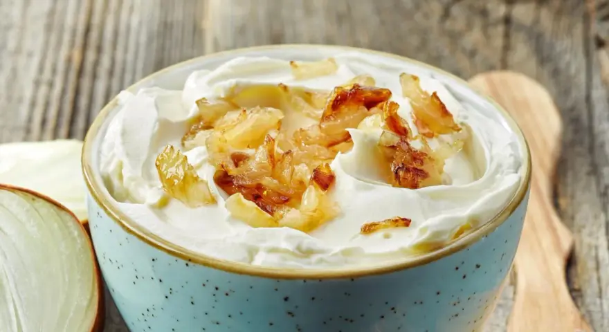 Cremiger Zwiebeldip mit karamellisierten Zwiebeln, inspiriert von der herzhaften Zwiebelsuppe. Perfekt zum Dippen!