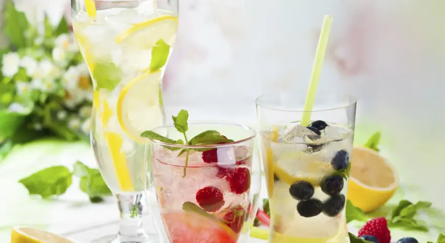 Erfrischende hausgemachte Limonade mit Zitrone, Beeren und Minze. Perfekt zum limonade selber machen an heißen Tagen.