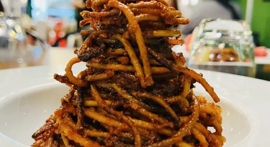 Ein Berg aus knusprigen Spaghetti, perfekt für das Spaghetti Assassina Rezept.