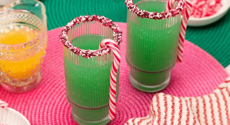 Grinch Cocktail Rezept: Grüne Drinks mit Zuckerrand und Lollis. Perfekt für die Feiertage!