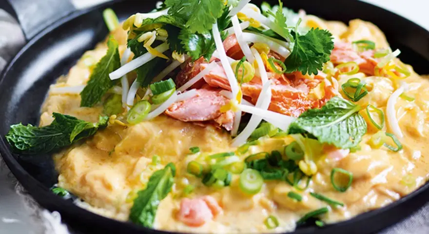 Herzhaftes Lachs-Omelett mit Sojasprossen und Minze – perfekt für warmes Wetter.