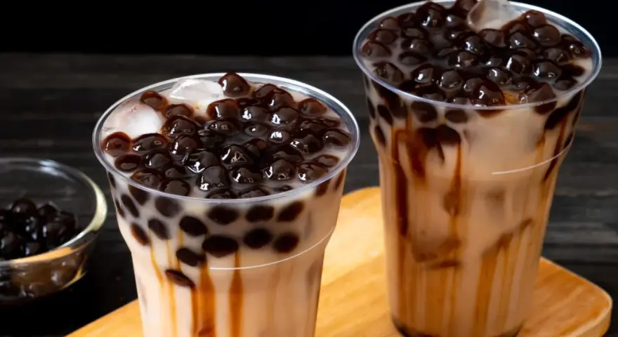 Zwei leckere Bubble Teas mit vielen Tapiokaperlen. Perfekt, wenn du Lust hast, Bubble Tea Perlen selber machen.