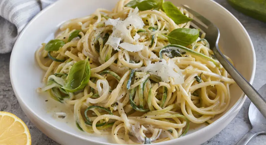 Zucchini-Zitronen-Pasta mit Basilikum und Parmesan, ein leichtes und frisches Gericht.
