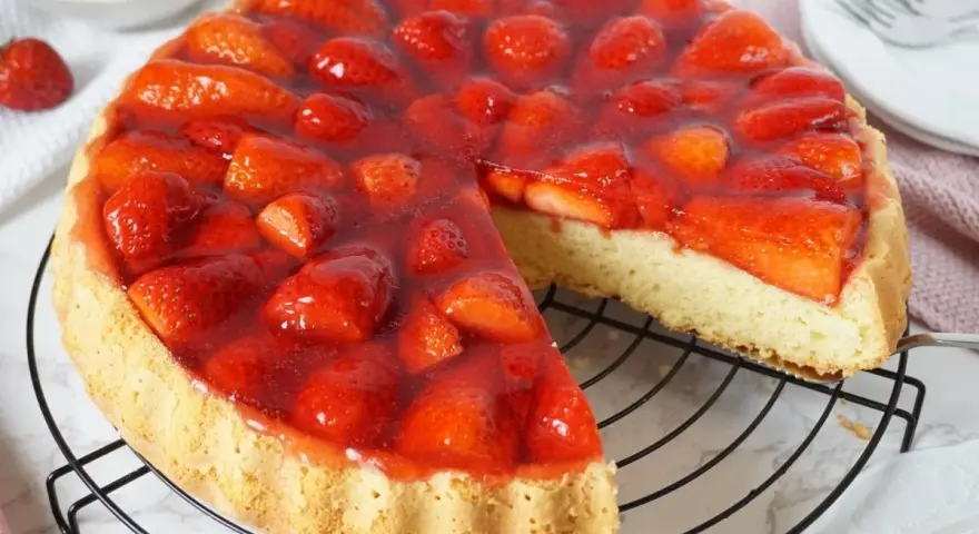 Saftiger Erdbeerkuchen mit frischen Erdbeeren und Tortenguss. Ein tolles Erdbeerkuchen Rezept für den Sommer.