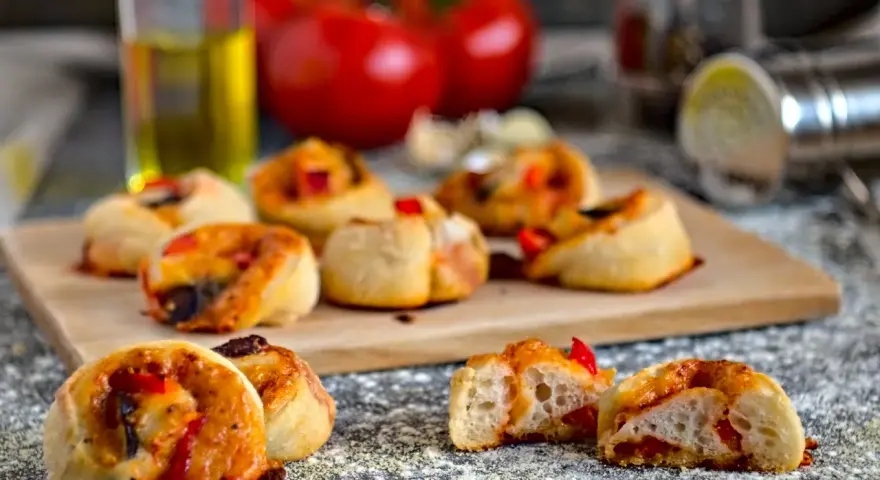 Leckere Pizzaschnecken, perfekt für ein schnelles Mittagessen oder als Snack. Dieses Pizzaschnecken rezept ist einfach und gelingt immer.