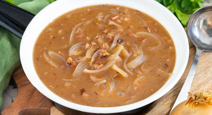Herzhafte zwiebelsauce wie bei Oma, mit zarten Zwiebelringen und Speckstückchen in einer kräftigen Brühe. Ein Klassiker, der wärmt.