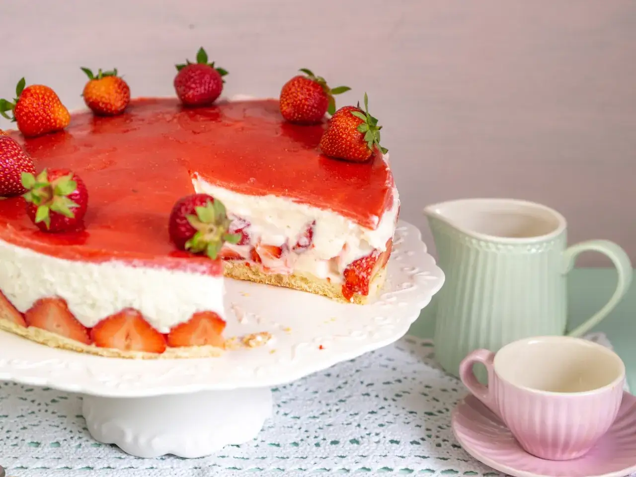 Eine k&ouml;stliche Erdbeer Joghurt Torte mit frischen Erdbeeren und rotem Tortenguss, bereit zum Genie&szlig;en.