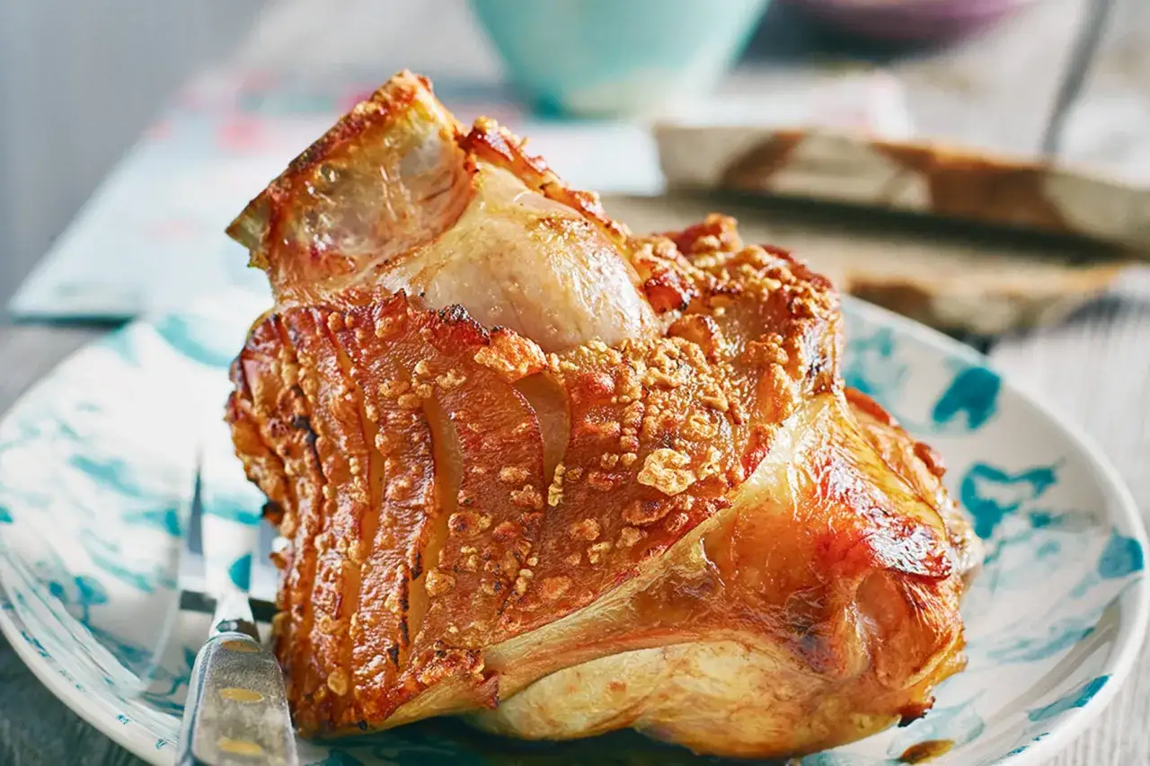 Knusprige Schweinshaxe sous vide auf einem Teller mit blauen Mustern, bereit zum Genuss.