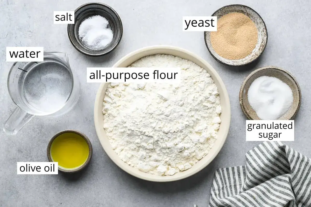 Zutaten f&uuml;r pizzateig selber machen: Mehl, Wasser, Hefe, Salz, Zucker, Oliven&ouml;l.