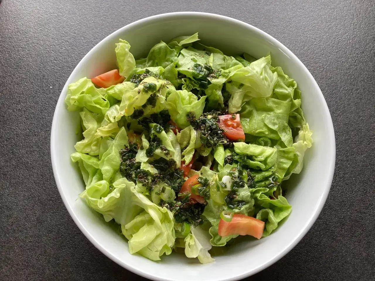 Frischer Kopfsalat mit Tomatenst&uuml;cken und einem k&ouml;stlichen Salatdressing wie im Restaurant.