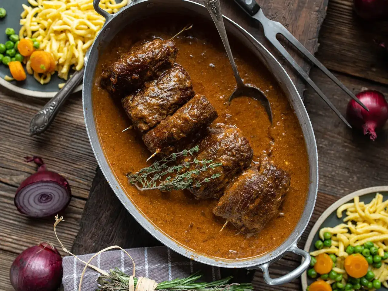 Herzhafte rouladen im backofen, serviert mit Sp&auml;tzle und Gem&uuml;se. Ein Festmahl!