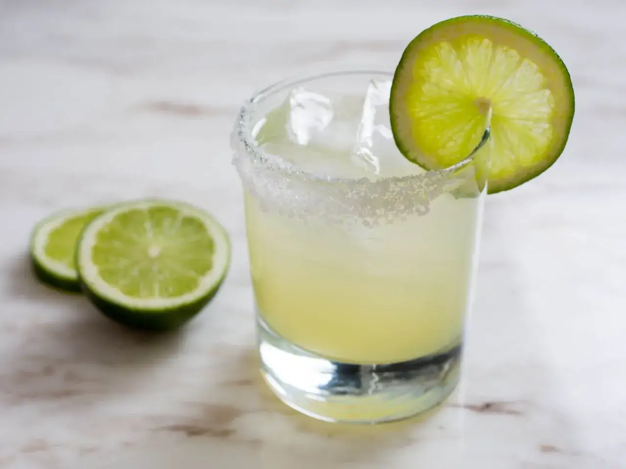 Erfrischender Margarita-Cocktail mit Salzrand, Eis und Limettenscheiben. Perfekt f&uuml;r dein Margarita Rezept!