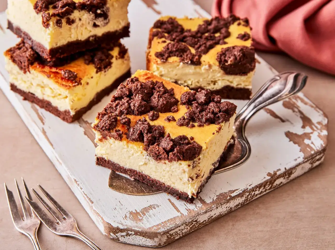 Saftiger russischer Zupfkuchen vom Blech, geschichtet mit Schoko-Streuseln und cremiger Käsemasse. Ein Genuss!