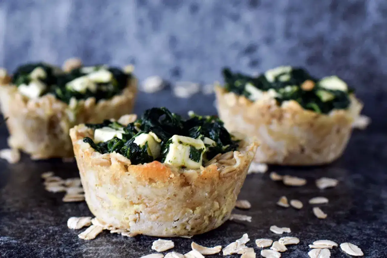 Herzhafte Muffins aus dinkelflocken oder haferflocken, gef&uuml;llt mit Spinat und Feta.