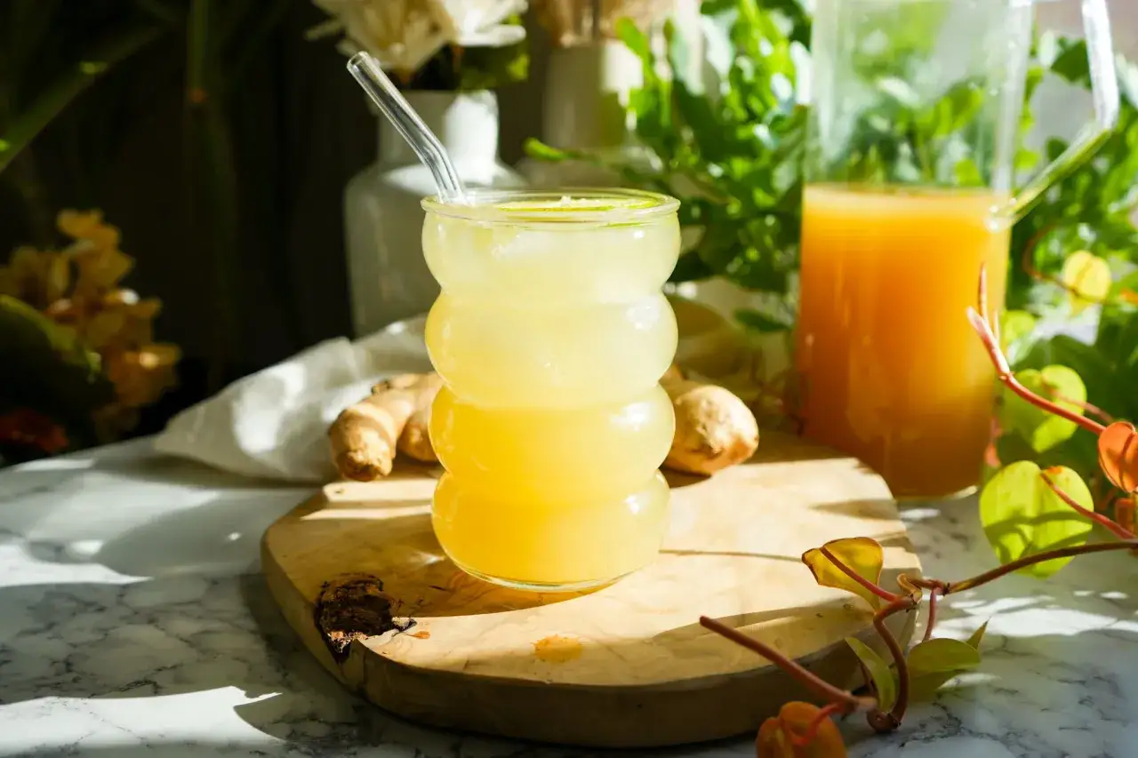 Erfrischendes, selbstgemachtes Ginger Ale mit frischem Ingwer und Eisw&uuml;rfeln. Perfekt f&uuml;r hei&szlig;e Tage!