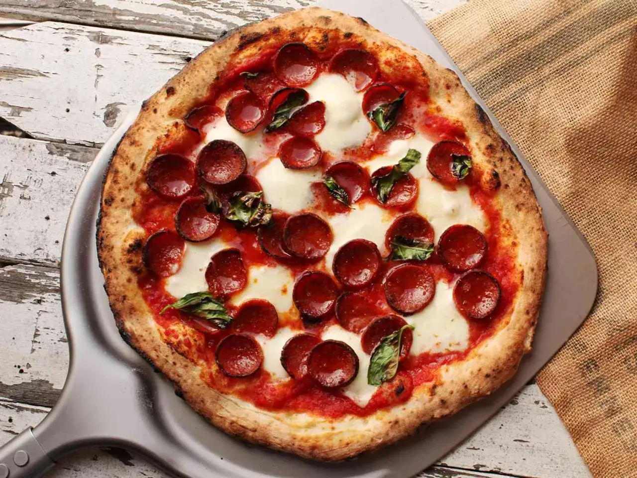 Perfekte neapolitanische Pizza mit Salami und Mozzarella, bereit f&uuml;r das n&auml;chste neapolitanische Pizza Rezept.