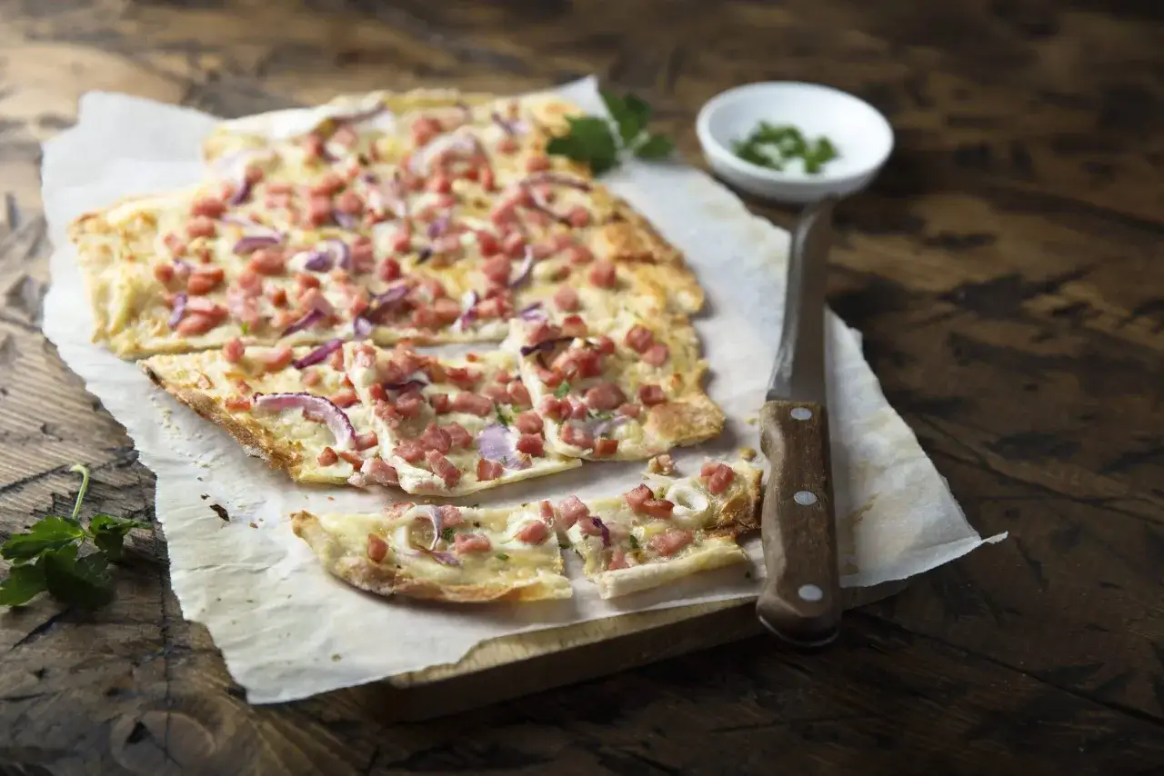 Flammkuchen mit Speck und Zwiebeln, eine klassische Idee f&uuml;r Flammkuchen Belag. Frisch und lecker!