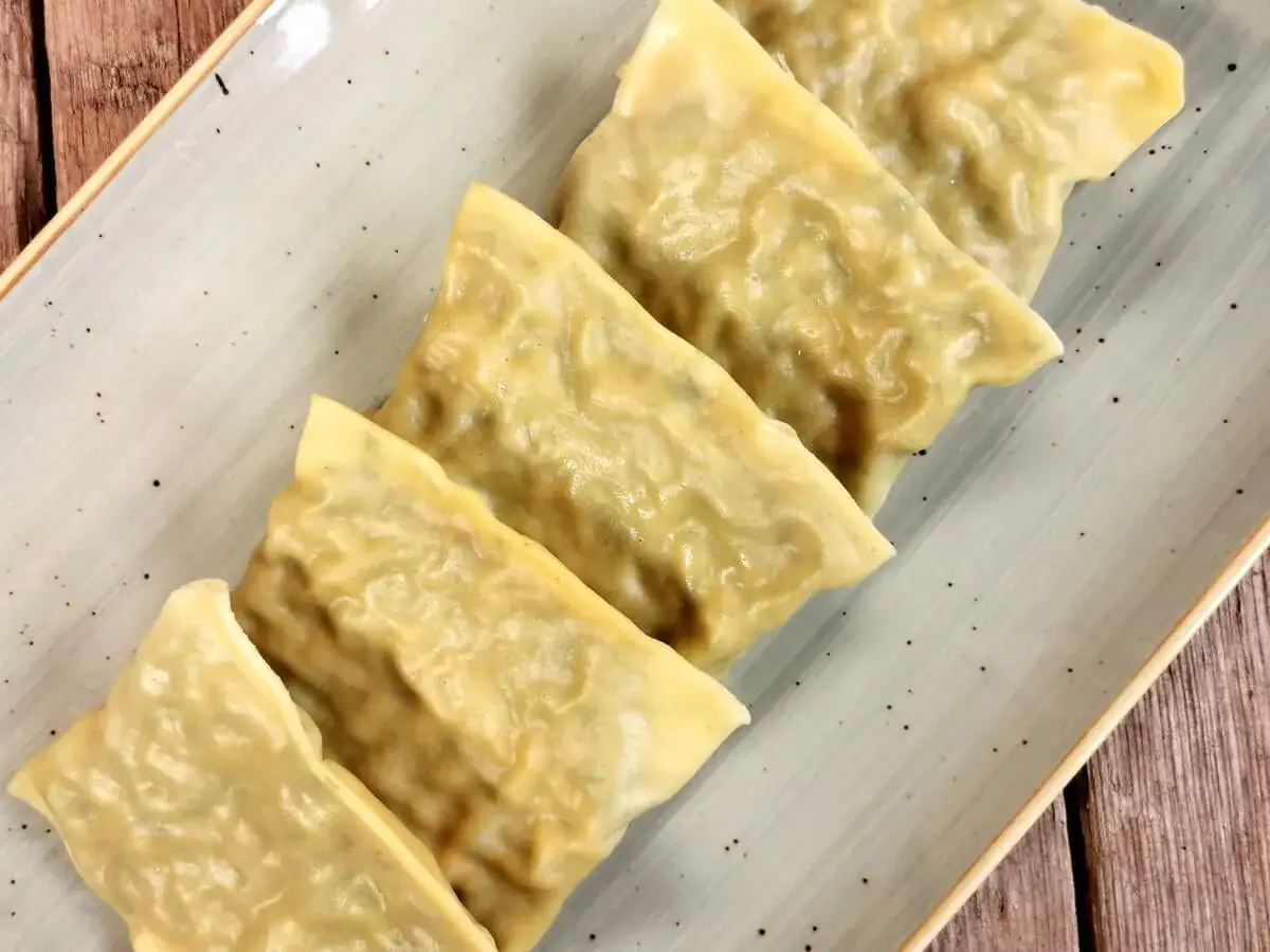 F&uuml;nf Maultaschen liegen auf einem Teller. Ein leckeres Maultaschen Rezept zum Nachkochen.