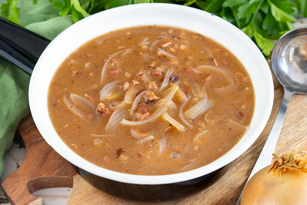 Herzhafte zwiebelsauce wie bei Oma, mit zarten Zwiebelringen und Speckstückchen in einer reichhaltigen Brühe.