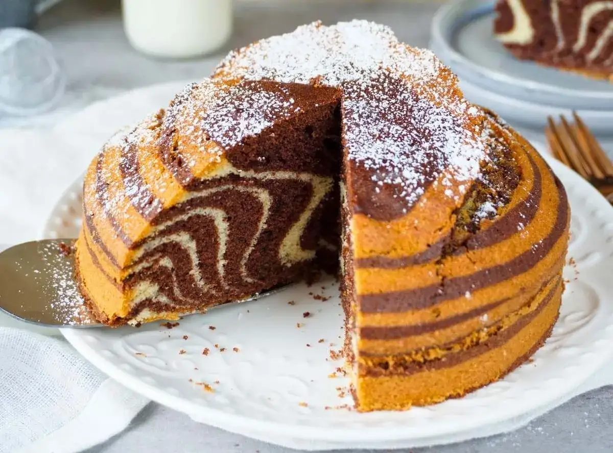 Saftiger Marmorkuchen, frisch aus dem Airfryer, mit Puderzucker best&auml;ubt.