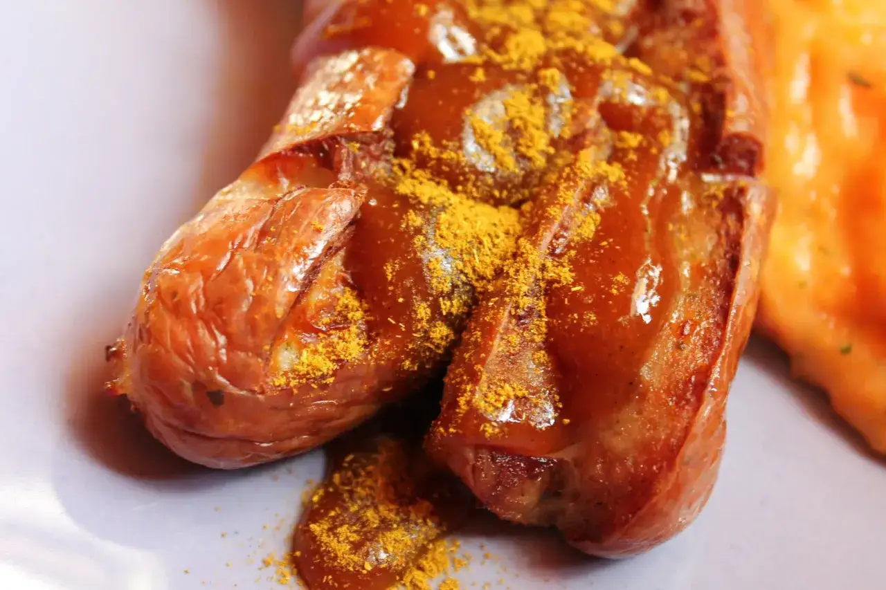 Currywurst mit original Currywurst Sauce, bestreut mit Currypulver. Ein leckeres Rezept f&uuml;r Zuhause.